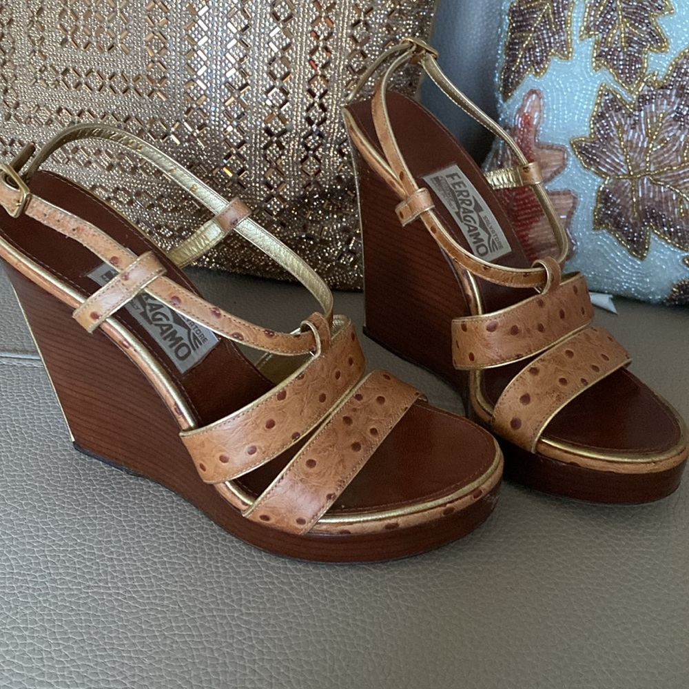 Salvatore Ferragamo vintage size 6 wedges.